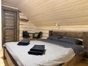 Ένα ή περισσότερα κρεβάτια σε δωμάτιο στο Zrub House Карпати +22 φωτογραφίες