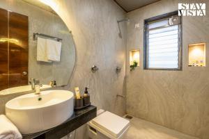 Koupelna v ubytování StayVista at Nova Nest with Rooftop Pool + 23 fotografií