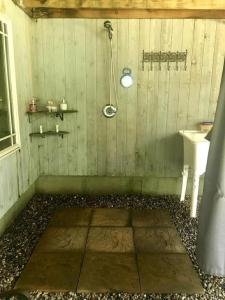 Un baño con ducha, inodoro y lavabo. en Fabulous Tiny House Surrounded by Forest in Norwich, Connecticut, en Bargytown 19 fotos más