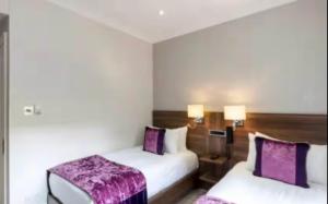 Ένα ή περισσότερα κρεβάτια σε δωμάτιο στο Walcot Hotel