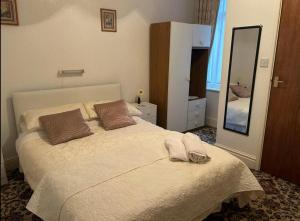 Ένα ή περισσότερα κρεβάτια σε δωμάτιο στο Walcot Hotel