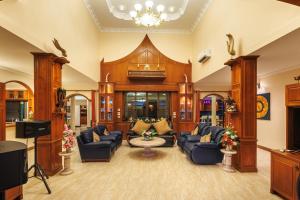 ein großes Wohnzimmer mit Sofas und einer Bühne in der Unterkunft D Pool Villa Pattaya in Nong Prue + 37 Fotos