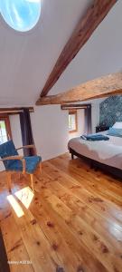 1 dormitorio grande con 1 cama y suelo de madera en Chez Christine Et Fabrice, en Font-Romeu-Odeillo-Via