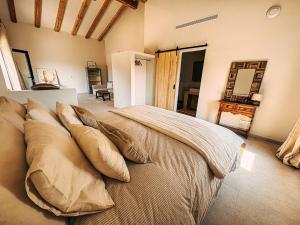 una camera da letto con un letto con cuscini sopra di Mimosa Lodge a Girona