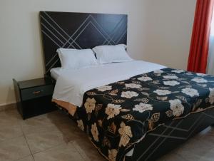 Ένα ή περισσότερα κρεβάτια σε δωμάτιο στο Royal Stay