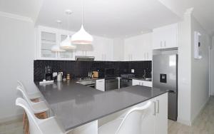 Køkken eller tekøkken på 2 Bedroom Apartment at Dolphin Beach