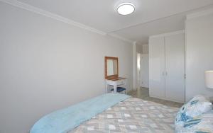 En eller flere senge i et værelse på 2 Bedroom Apartment at Dolphin Beach