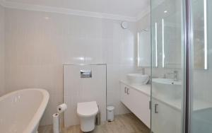 Et badeværelse på 2 Bedroom Apartment at Dolphin Beach + 9 billeder