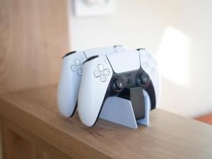 Dos controladores de videojuegos sobre una mesa en Randori Rest, en Gori