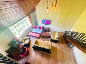 Μια τηλεόραση ή/και κέντρο ψυχαγωγίας στο Hill Cool Hotel & Restaurant