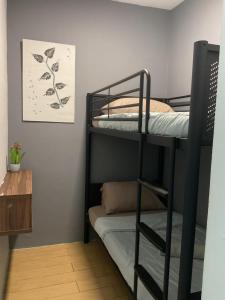 Ένα ή περισσότερα κρεβάτια σε δωμάτιο στο Borneo Hideaway - Manhattan Suites, ITCC