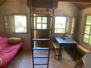 ein Zimmer mit einem Schreibtisch, einem Bett und einem Tisch in der Unterkunft Cabane Au bois du Haut Folin in Saint-Prix