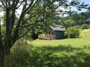 ein kleines Haus mitten auf einem Feld in der Unterkunft Cabane Au bois du Haut Folin in Saint-Prix