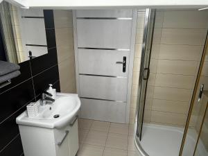 a bathroom with a sink and a shower at Studio z kominkiem Leśna sauna i balia Cieszyn Wisła Ustron w zasięgu ręki in Simoradz +34 photos