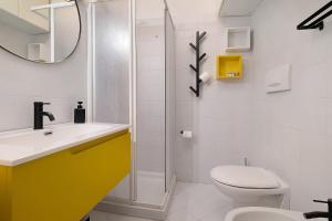 ein Badezimmer mit Waschbecken, Toilette und Spiegel in der Unterkunft Biennale Apartment near San Marco in Venedig