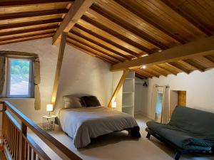 Ένα ή περισσότερα κρεβάτια σε δωμάτιο στο Appartements dans bâtiment historique, au cœur du vieux Voreppe