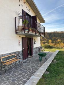 a building with a balcony and a bench in front of it at Casa PerlAmbra Abruzzo in Casagreca