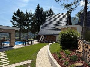 una casa con piscina e una casa di Mountain House LISINSKA ROSA a Brdo Altre 59 foto