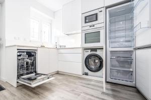 a white laundry room with a washer and dryer at Duplex-Port-Valencia in Valencia