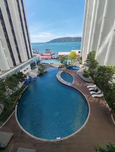 Πισίνα στο ή κοντά στο The Shore by AEM RESIDENCES