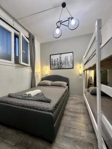 een slaapkamer met een stapelbed en 2 stapelbedden bij Affori- Apartment Milan in Milaan