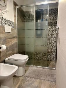 een badkamer met toilet en glazen douche bij Affori- Apartment Milan in Milaan +7 foto's