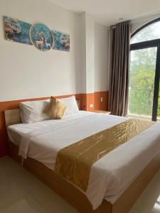 En eller flere senge i et værelse på T Homestay + 4 billeder