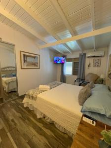 Un dormitorio con una cama grande y un televisor. en Sea Breeze Paradise, en Cabo Rojo 15 fotos más