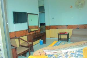 Un dormitorio con una cama, un escritorio y un espejo. en Hotel Mount Heaven, en Murree