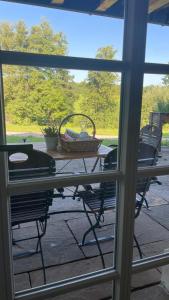 een terras met een tafel en stoelen bij Gutshof Ferienwohnung in Seenähe in Dießen am Ammersee