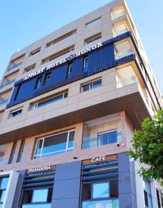 フニデクにあるHotel Honorの上に看板がある高い建物