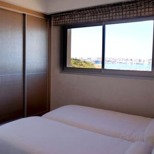 フニデクにあるHotel Honorのベッド2台と窓のある寝室