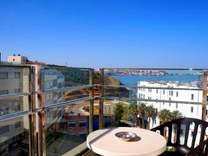 フニデクにあるHotel Honorのテーブルと街の景色が見えるバルコニー