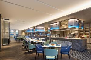 Una representación de un restaurante con mesas y sillas. en Courtyard by Marriott Zhuhai, en Zhuhai