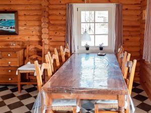 een eetkamer met een houten tafel en stoelen bij 6 person holiday home in Hovborg in Hovborg