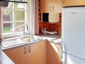 een keuken met een spoelbak en een koelkast bij 6 person holiday home in Hovborg in Hovborg +29 foto's