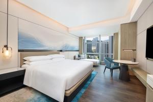 una habitación de hotel con una cama y un escritorio en Courtyard by Marriott Zhuhai, en Zhuhai 61 fotos más