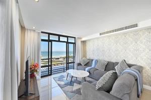 un soggiorno con divano e vista sull'oceano di 3 Bedroom Eden on the Bay a Big Bay