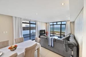 un soggiorno con un divano e un tavolo di 3 Bedroom Eden on the Bay a Big Bay