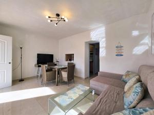 ein Wohnzimmer mit Sofa und Tisch in der Unterkunft Apartamento Mar Menor Zen A2 in Mar de Cristal
