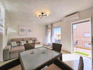 ein Wohnzimmer mit Sofa und Tisch in der Unterkunft Apartamento Mar Menor Zen A2 in Mar de Cristal