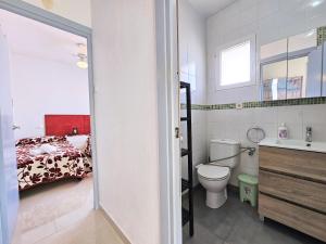 ein Bad mit einem Bett, einem WC und einem Waschbecken in der Unterkunft Apartamento Mar Menor Zen A2 in Mar de Cristal + 43 Fotos