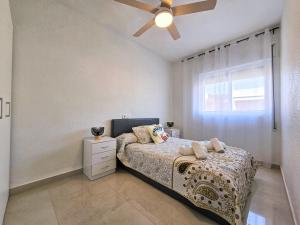 ein Schlafzimmer mit einem Bett und einem Deckenventilator in der Unterkunft Apartamento Mar Menor Zen A2 in Mar de Cristal