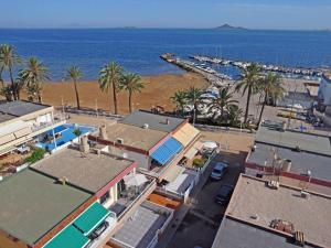 eine Luftblick auf eine Stadt mit Palmen und das Meer in der Unterkunft Apartamento Mar Menor Zen A2 in Mar de Cristal