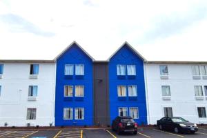 Calumet ParkにあるKings Inn By OYO Calumet Park I-57の駐車場車の青い建物