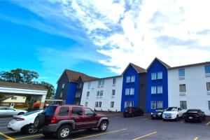 Calumet ParkにあるKings Inn By OYO Calumet Park I-57の建物前の駐車場に停められた赤いsuv