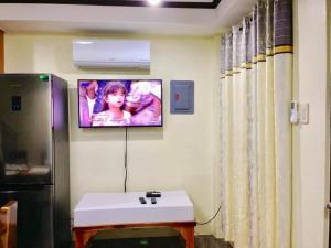 Μια τηλεόραση ή/και κέντρο ψυχαγωγίας στο Dumaguete Suites +9 φωτογραφίες