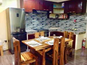 Η κουζίνα ή μικρή κουζίνα στο Dumaguete Suites