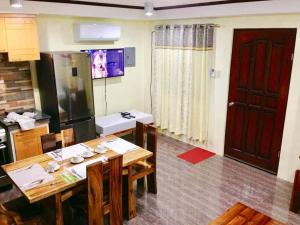 Μια τηλεόραση ή/και κέντρο ψυχαγωγίας στο Dumaguete Suites