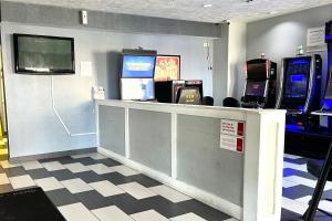 Calumet ParkにあるKings Inn By OYO Calumet Park I-57のビデオゲーム機を備えた店舗のレジ +22枚の写真
